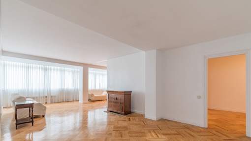 Representative apartment in a stately building in Almagro. Representative apartment in a stately building in Almagro.